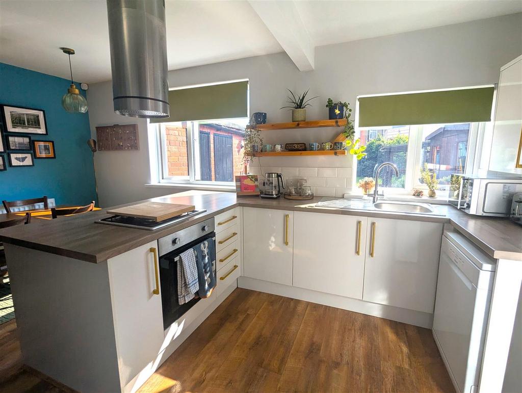 Kitchen & Dining Area