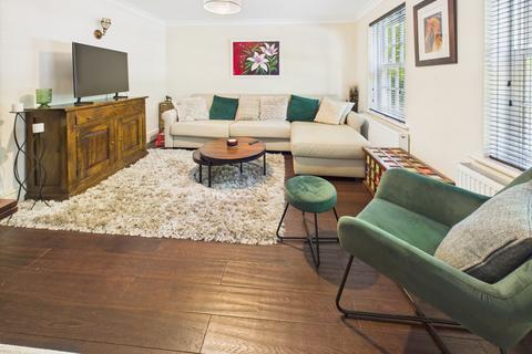 6 Oaklands, Hartley Wintney, Hook, RG27 8TX