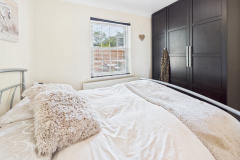 6 Oaklands, Hartley Wintney, Hook, RG27 8TX