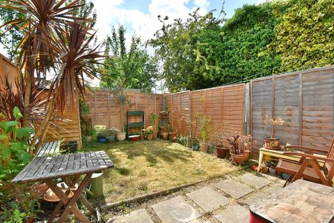 2 bedroom ground floor maisonette for sale, Inverton Road Nunhead