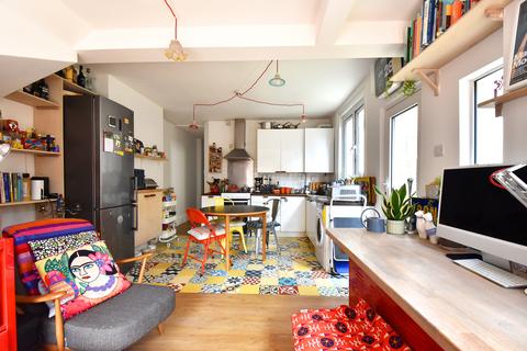 2 bedroom ground floor maisonette for sale, Inverton Road Nunhead