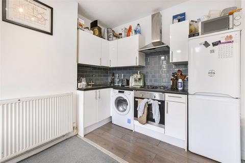 3 bedroom terraced house to rent, Falcon Grove, London, SW11