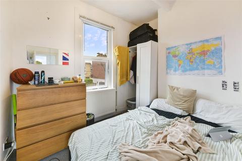 3 bedroom terraced house to rent, Falcon Grove, London, SW11