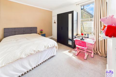 34 Cecil Avenue, Rochester, ME2 3EA