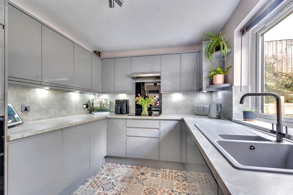 Kitchen 2.jpeg