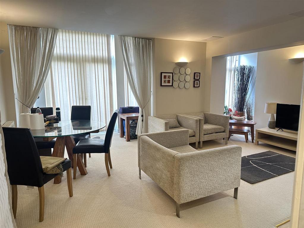 Open Lounge, Diner &amp; Kitchen