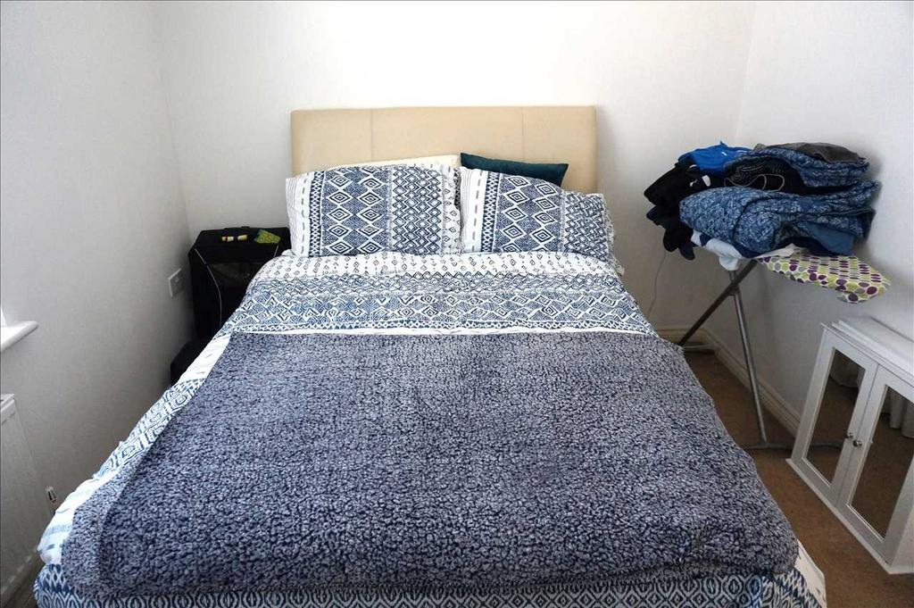 Front bedroom 1 :