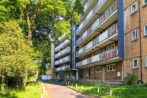 3 bedroom flat to rent, Countisbury House SE26