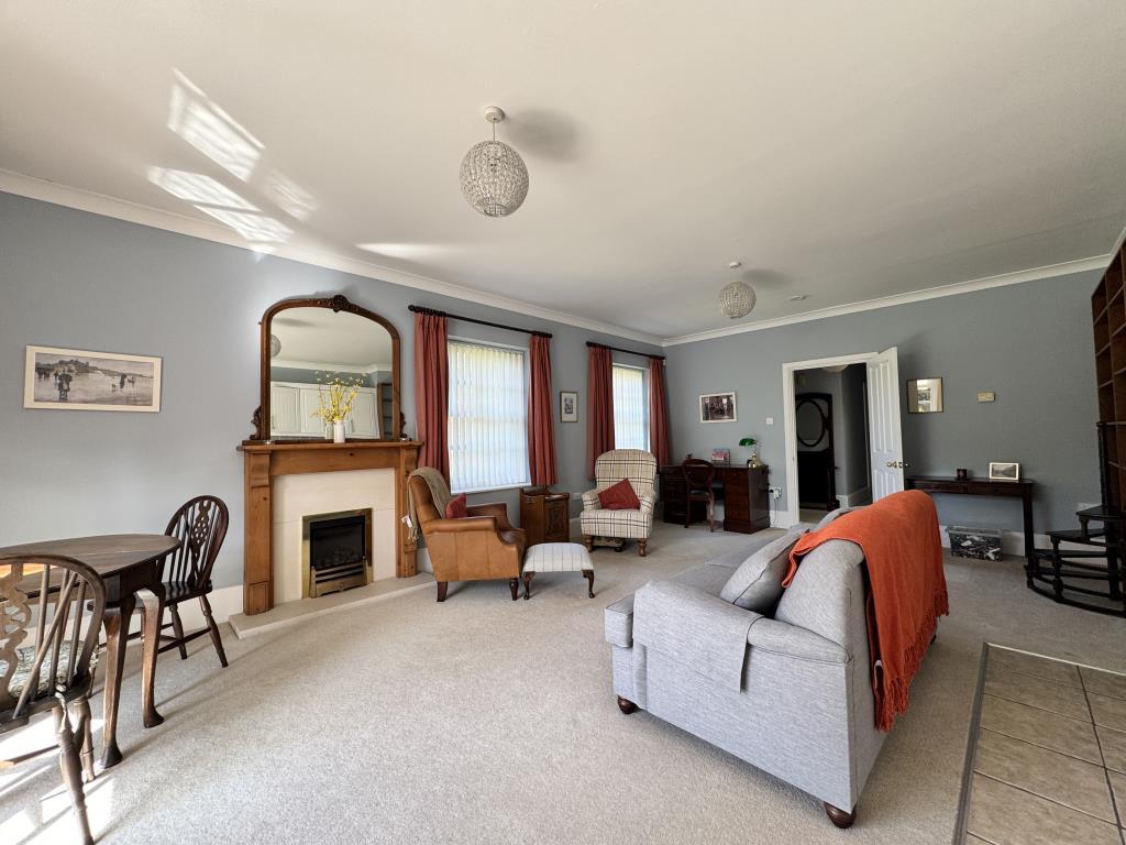 Spacious living/dining room area
