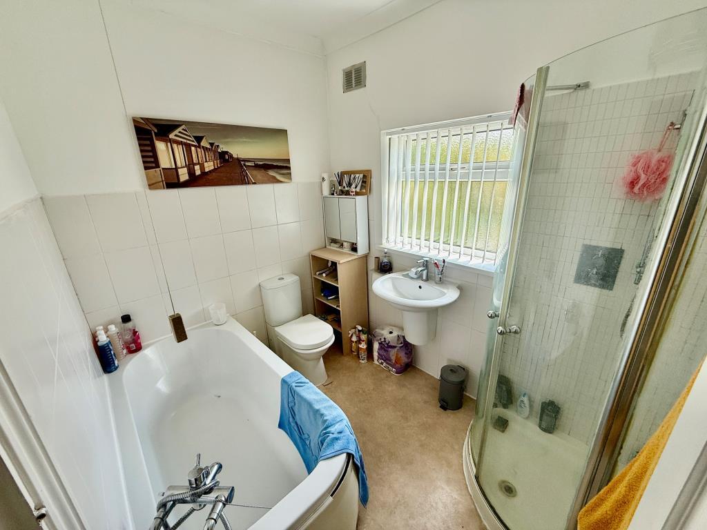 Bathroom with W.C.