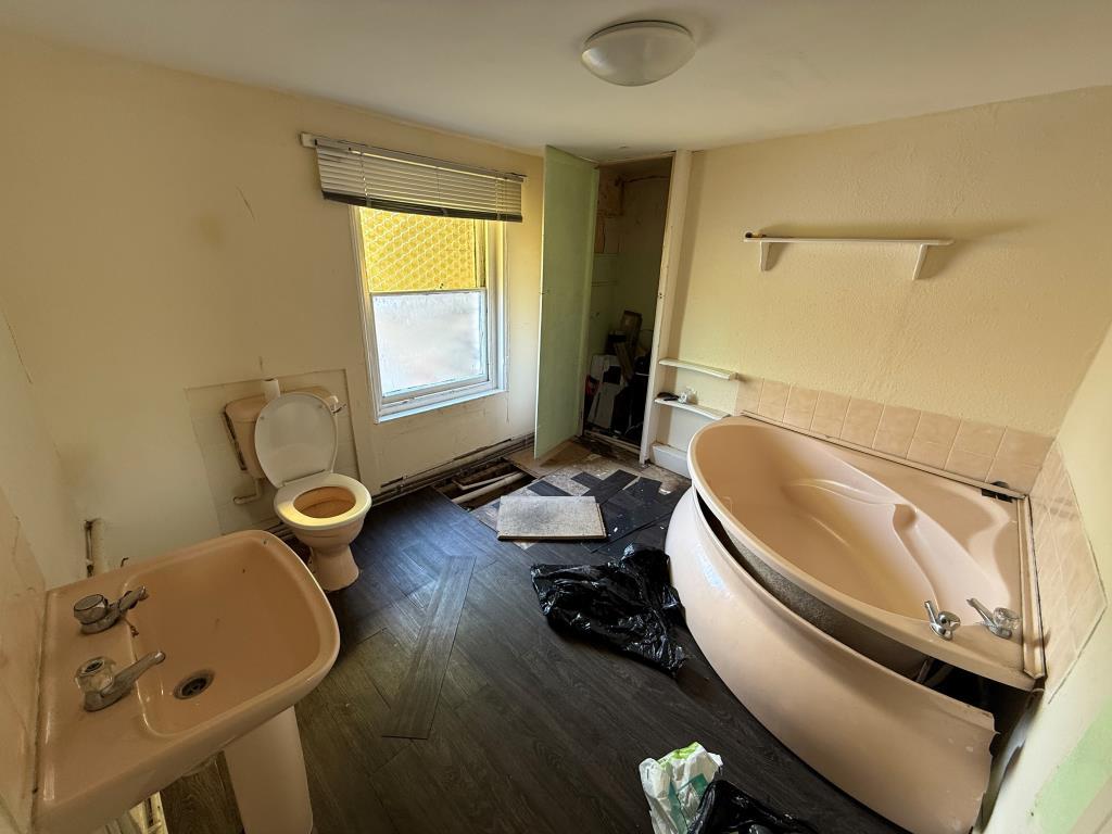 Flat A bathroom with W.C.