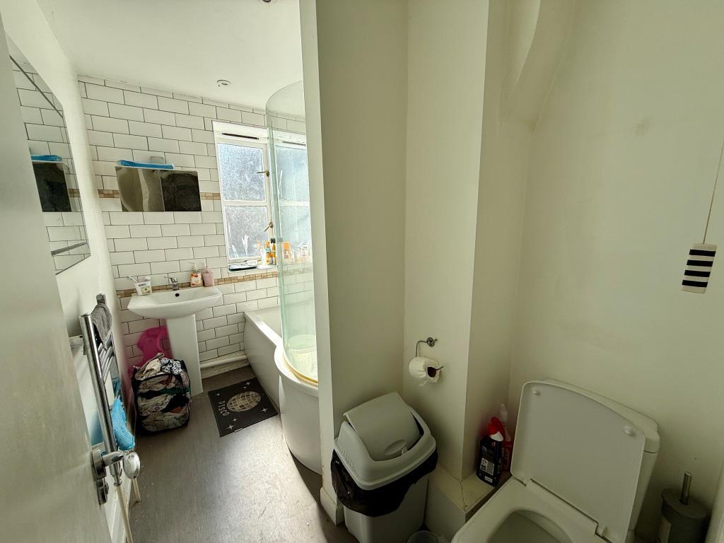 Bathroom with W.C
