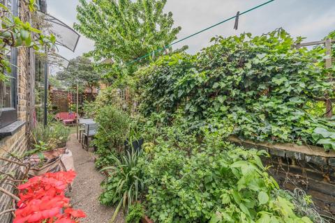 16 Elrington Road, London, E8 3BJ