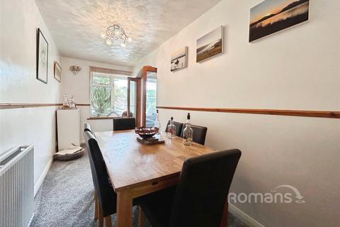 25 Bartons Drive, Yateley, GU46 6DW