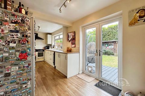 25 Bartons Drive, Yateley, GU46 6DW