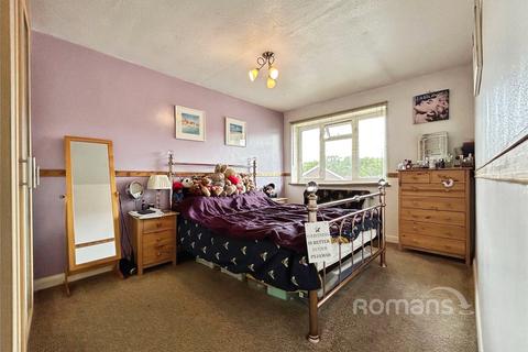25 Bartons Drive, Yateley, GU46 6DW