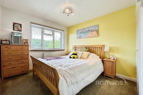 25 Bartons Drive, Yateley, GU46 6DW