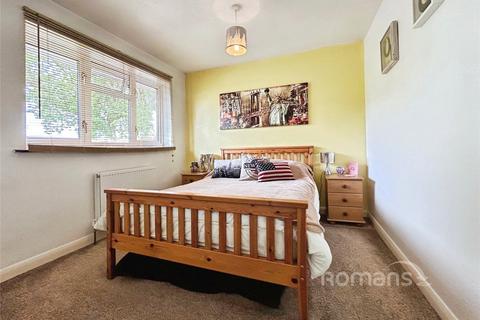 25 Bartons Drive, Yateley, GU46 6DW
