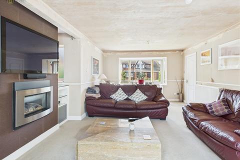 37 Moat Drive, Drayton Bassett, Tamworth, B78 3UG