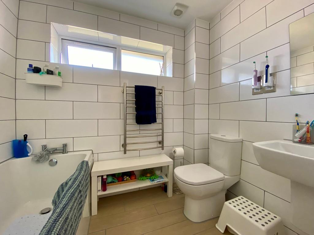 Family Bathroom - 3