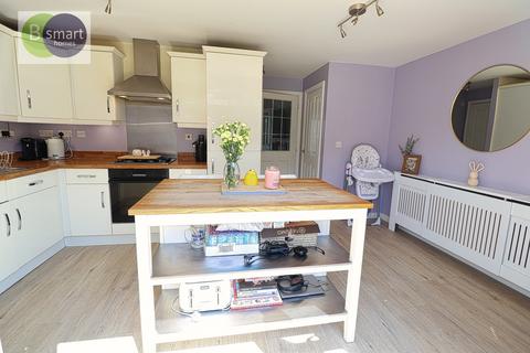 3 bedroom semi-detached house for sale, Buzzard Avenue, Mexborough S64