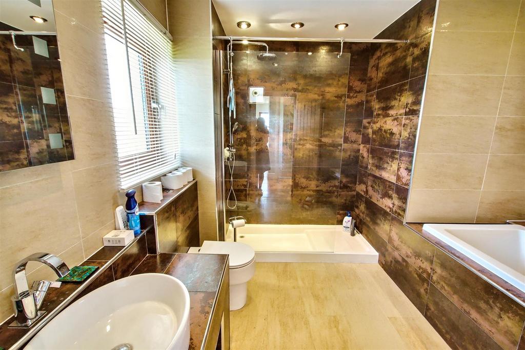 Master Bedroom En Suite