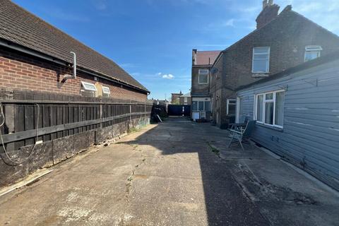 Industrial unit to rent, Soth St, Enfield, EN3