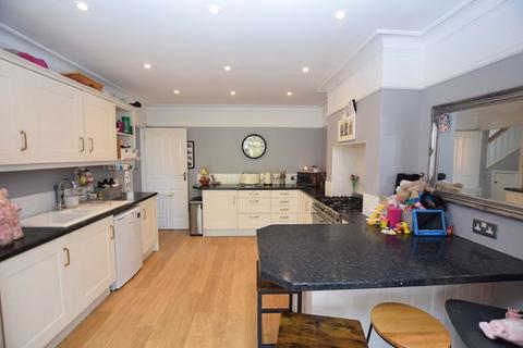 4 bedroom semi-detached house to rent, Chatham Road , Maidstone
