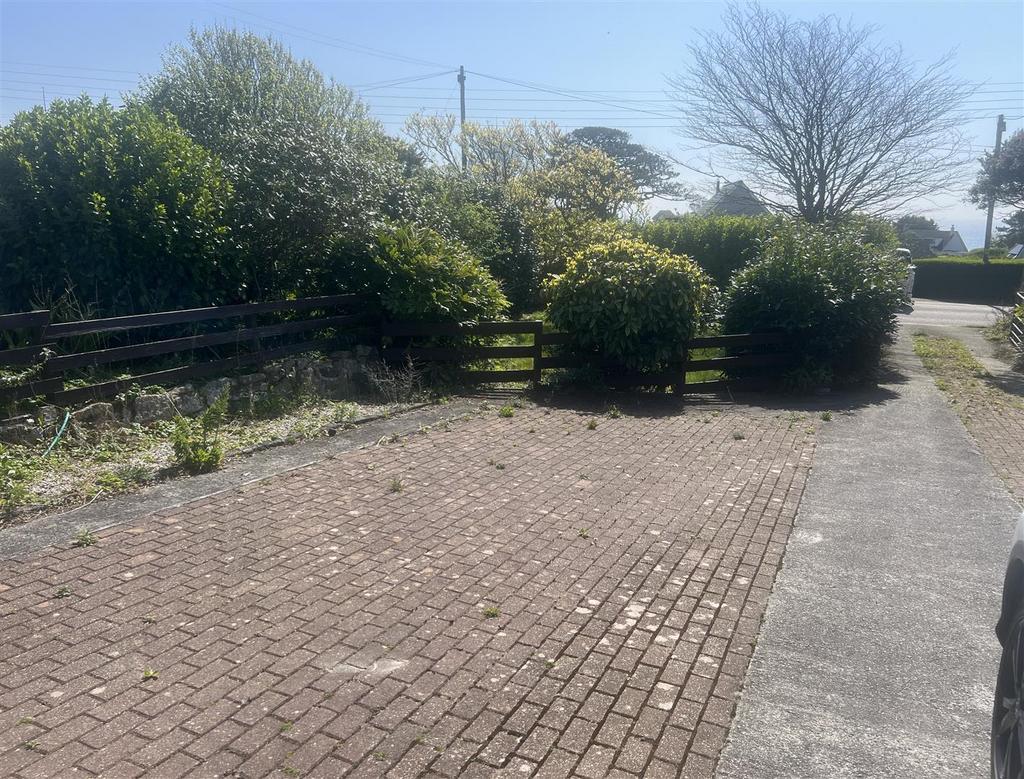 Detached Garage & Drive