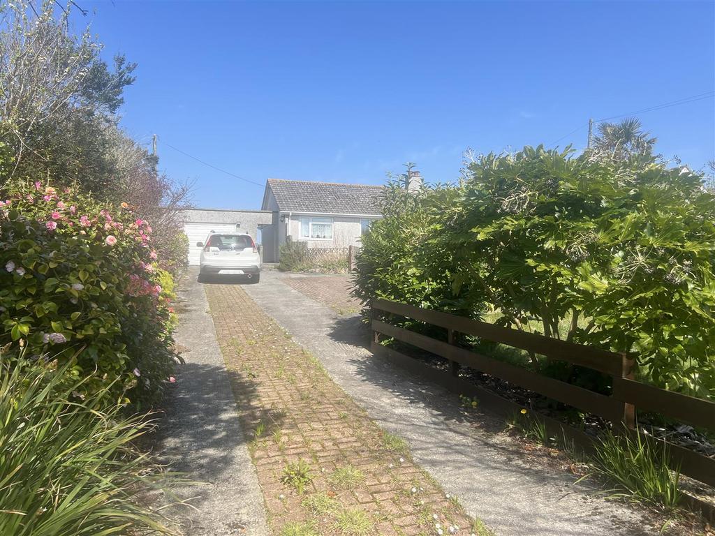 Detached Garage & Drive
