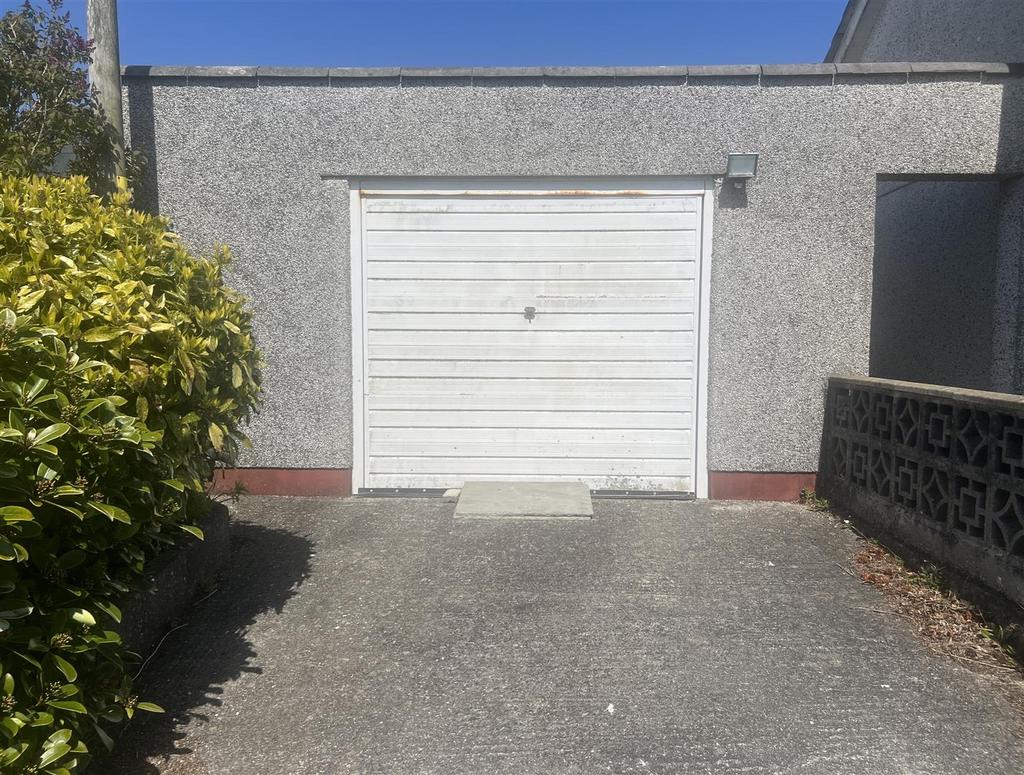 Detached Garage & Drive