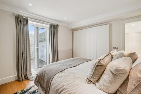12b Manson Mews, London, SW7 5AF