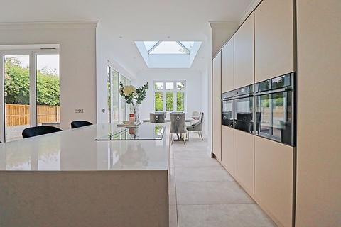 4 bedroom detached house for sale, Thundersley Park Road, South Benfleet