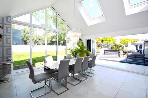 5 bedroom detached bungalow for sale, The Glen, Minster