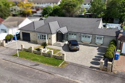5 bedroom detached bungalow for sale, The Glen, Minster