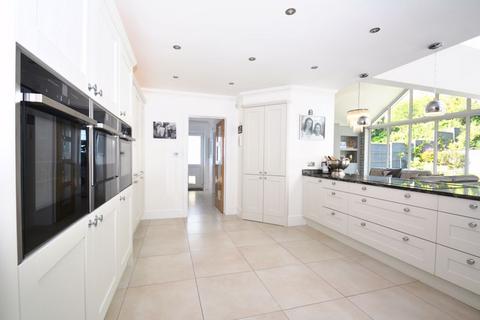 5 bedroom detached bungalow for sale, The Glen, Minster