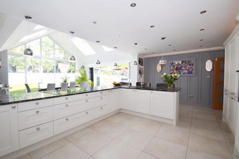 5 bedroom detached bungalow for sale, The Glen, Minster