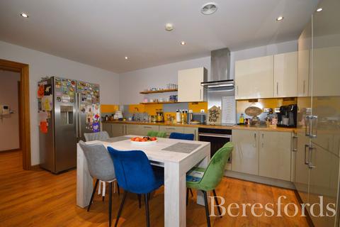 2 bedroom apartment for sale, Autumn Court, Spring Gardens, RM7