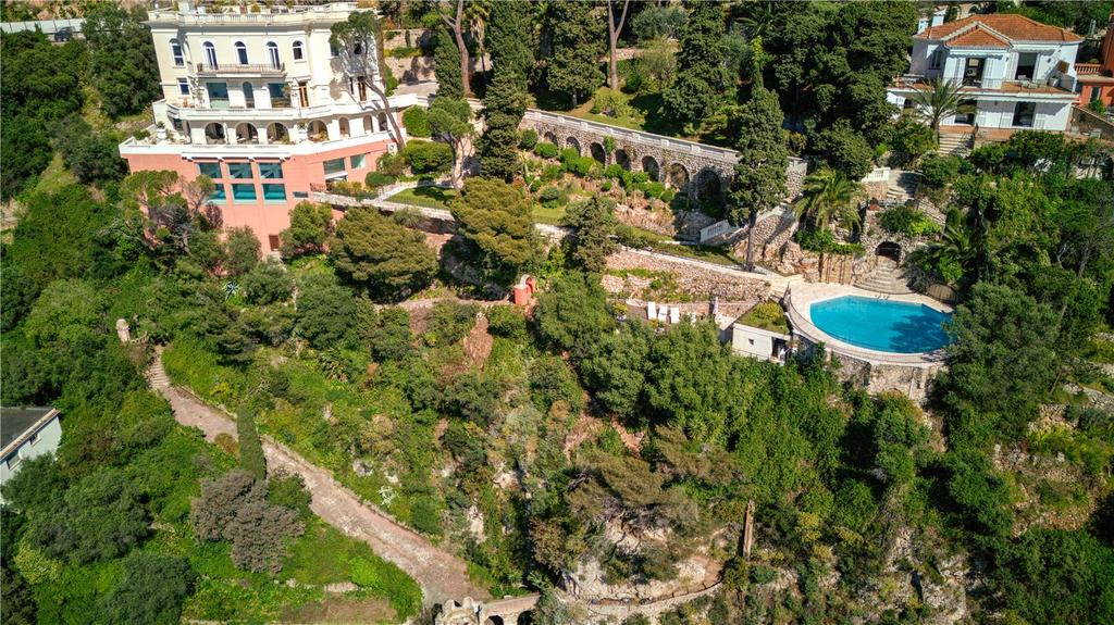 James Bond Villa