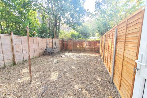 4 bedroom ground floor maisonette to rent, Dorset Road, Oval,London SW8