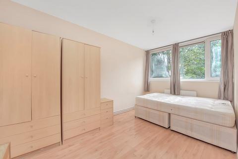 4 bedroom ground floor maisonette to rent, Dorset Road, Oval,London SW8