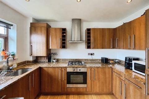 2 bedroom flat to rent, Mayplace Road East, Kent DA7