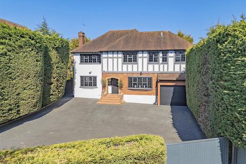 4 bedroom detached house to rent, Courtland Drive, Chigwell, IG7