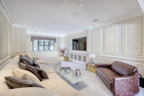 4 bedroom detached house to rent, Courtland Drive, Chigwell, IG7