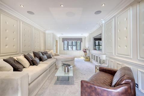 4 bedroom detached house to rent, Courtland Drive, Chigwell, IG7