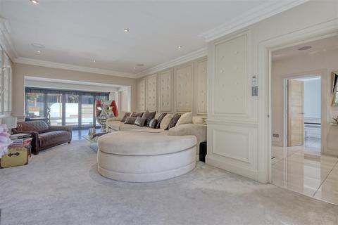 4 bedroom detached house to rent, Courtland Drive, Chigwell, IG7