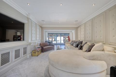 4 bedroom detached house to rent, Courtland Drive, Chigwell, IG7