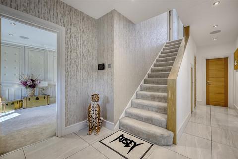 4 bedroom detached house to rent, Courtland Drive, Chigwell, IG7