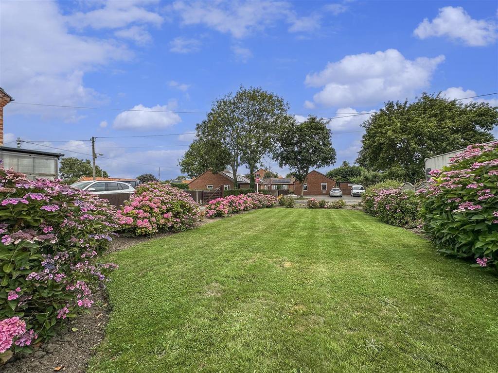 Large Front Garden 635