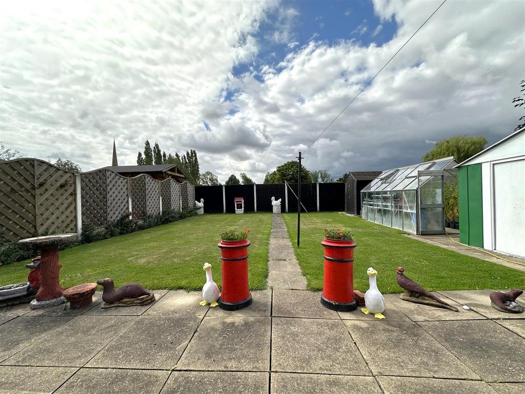 Well-Appointed Garden 610
